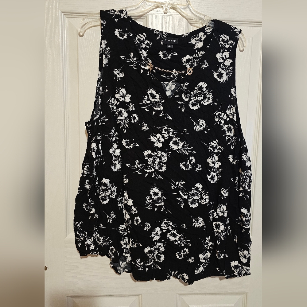 Black and White Floral Torrid Sleeveless Top sz 3